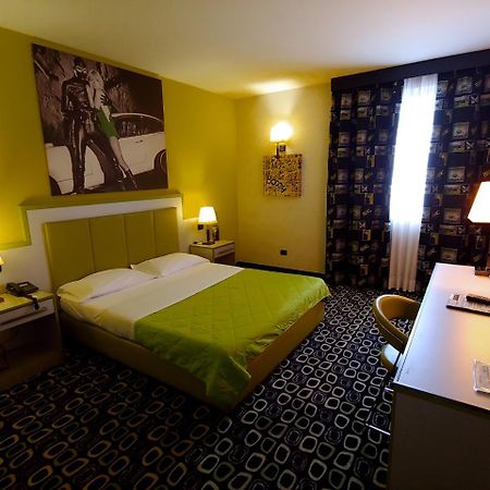 Invilladiserio Hotel Villa di Serio Bagian luar foto